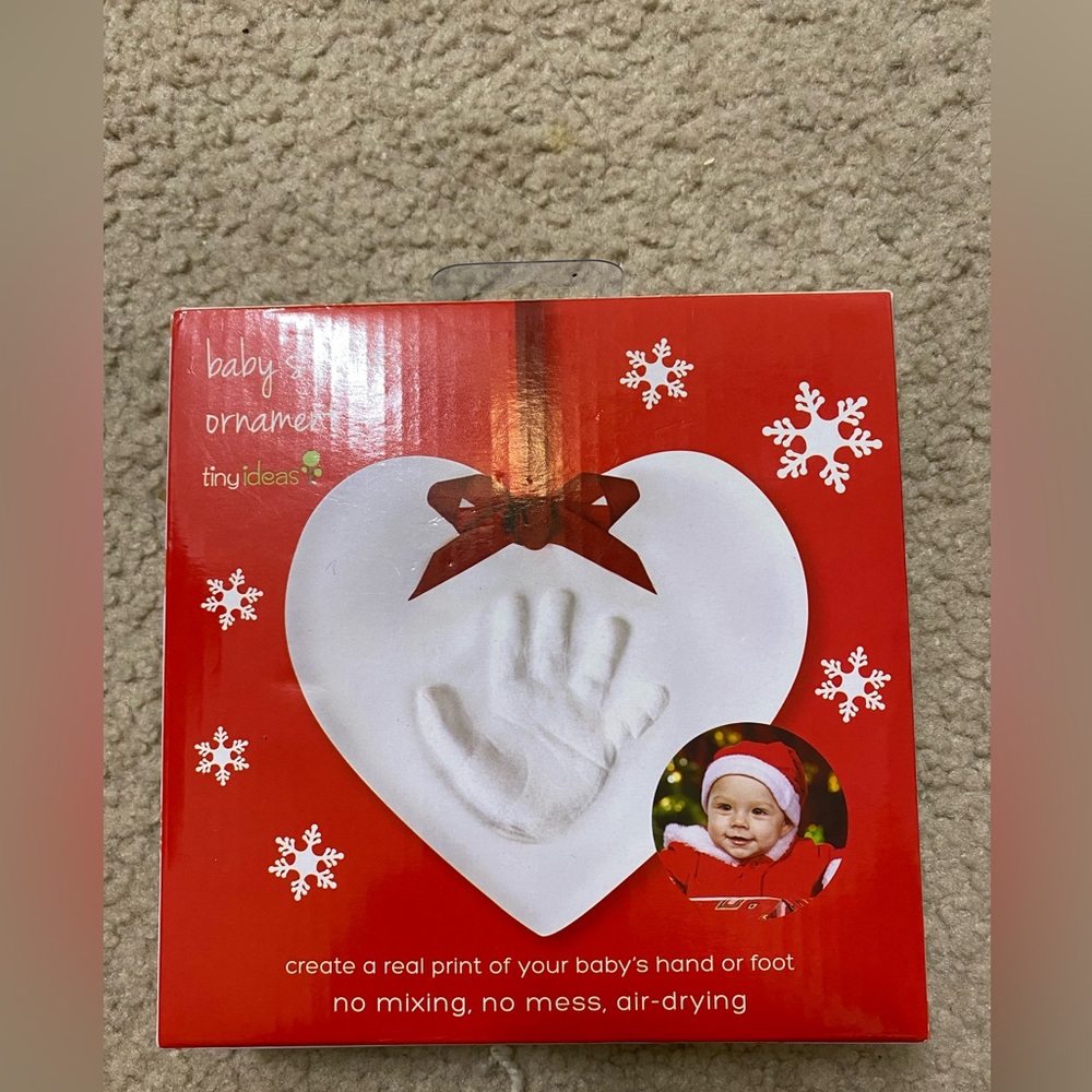NWT New Baby Holiday Kit with Pearhead‎ Baby's Print Ornament Kit and outfit